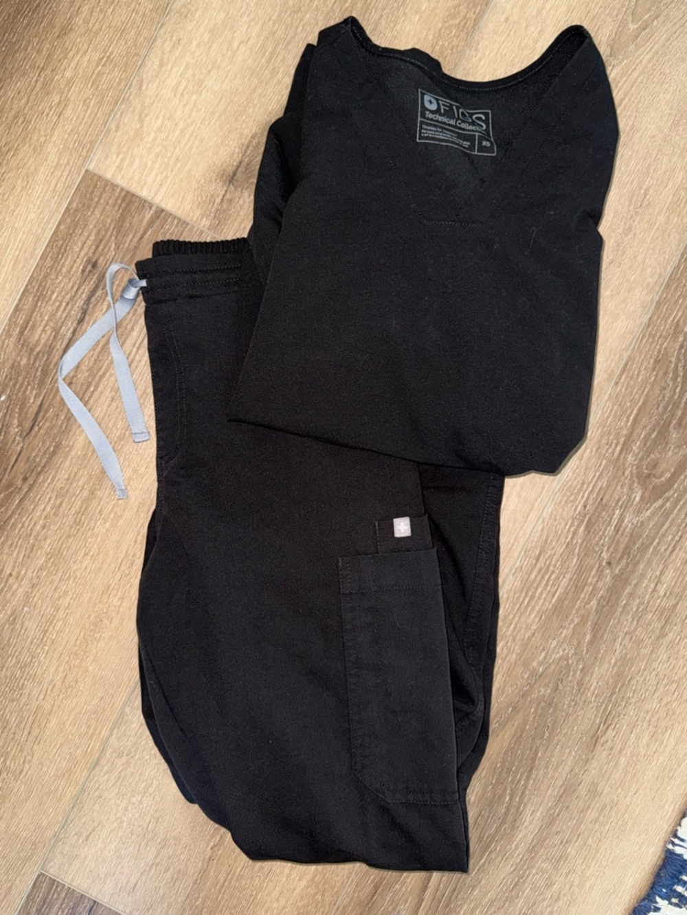 Figs Black Yola Skinny Scrub Pants + Casma 3 Pocket Scrubs Top Set XS Small Tall